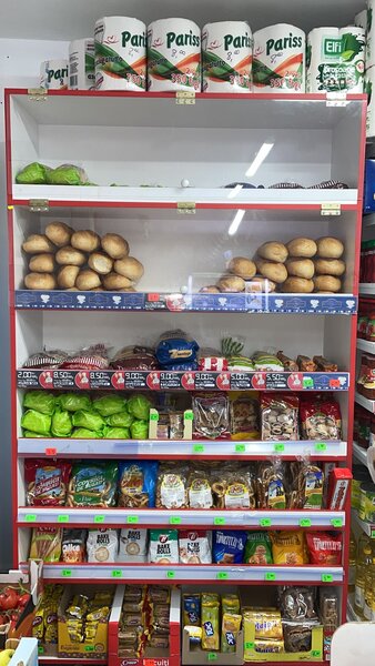 Vand rafturi magazin.