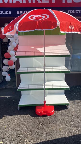 Vand rafturi magazin.